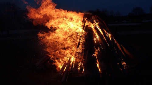 Osterfeuer und Parkleuchten