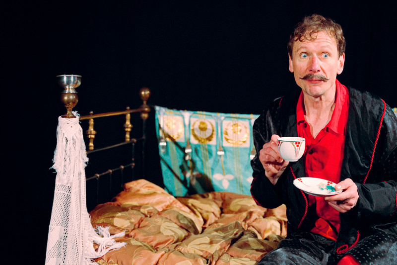 Schlafe! 
Dornröschen 
im Bett zu spielen