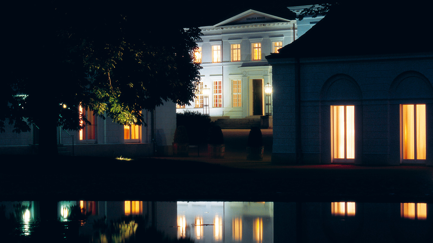 Schloss bei Nacht © Toma Babovic